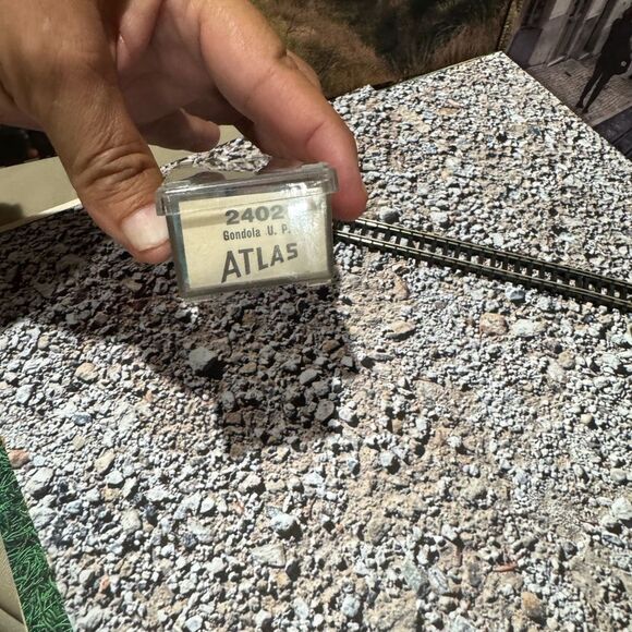 Atlas N Scale 2402 Union Pacific Gondola - Picture 5 of 8